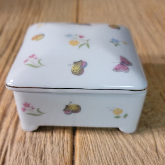 Vintage Porcelain Butterfly Trinket Dish with Lid. - Picture 9 of 12